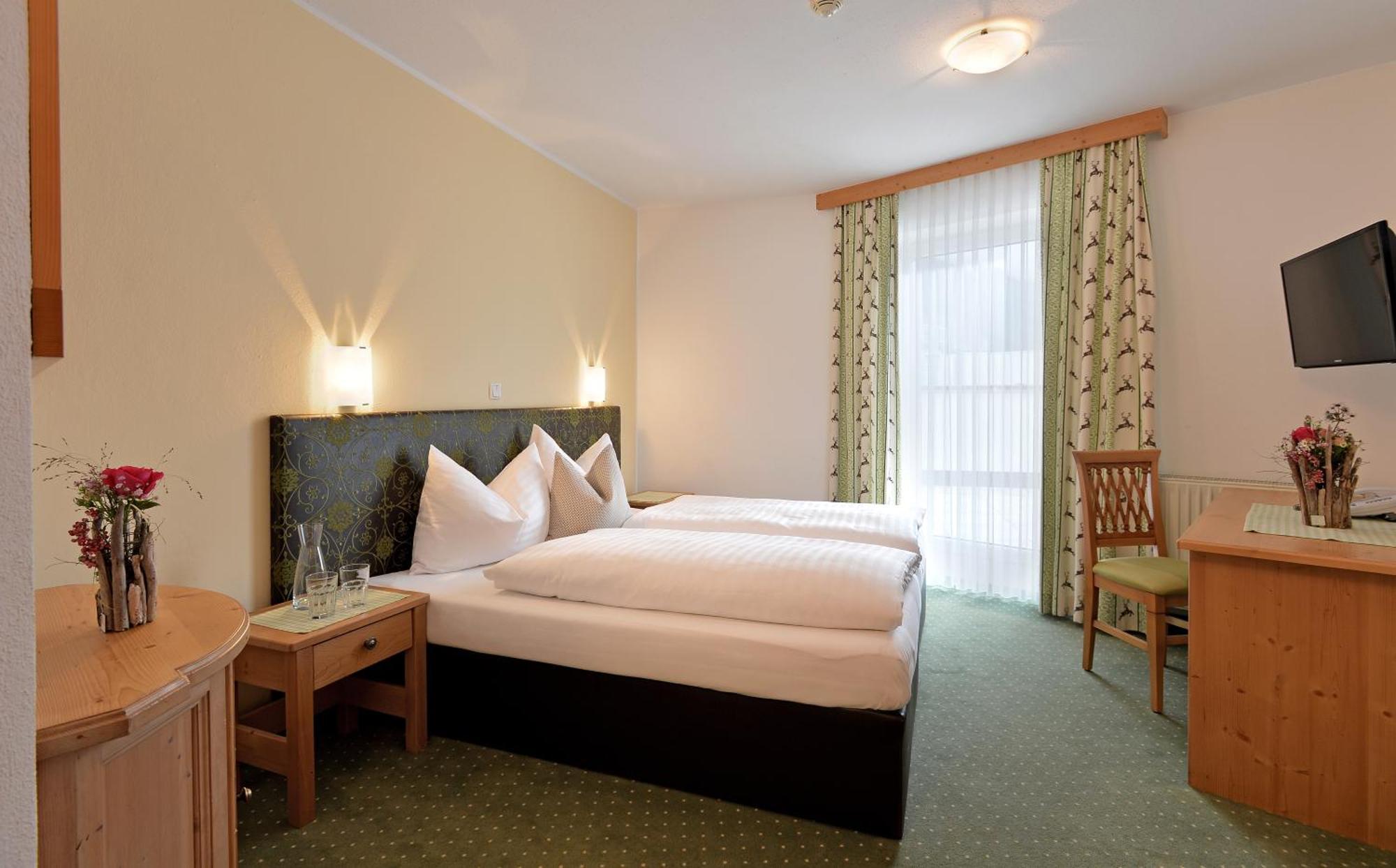 וורגל Hotel Tiroler Stuben מראה חיצוני תמונה