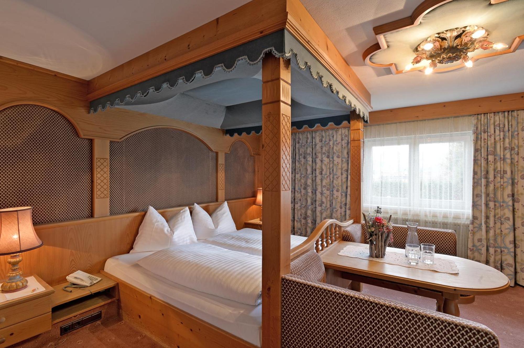 וורגל Hotel Tiroler Stuben מראה חיצוני תמונה