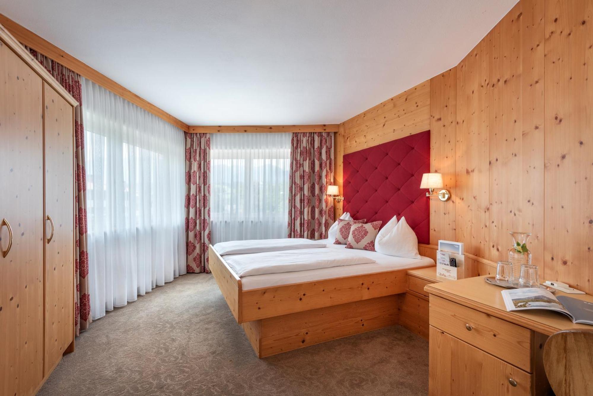 וורגל Hotel Tiroler Stuben מראה חיצוני תמונה